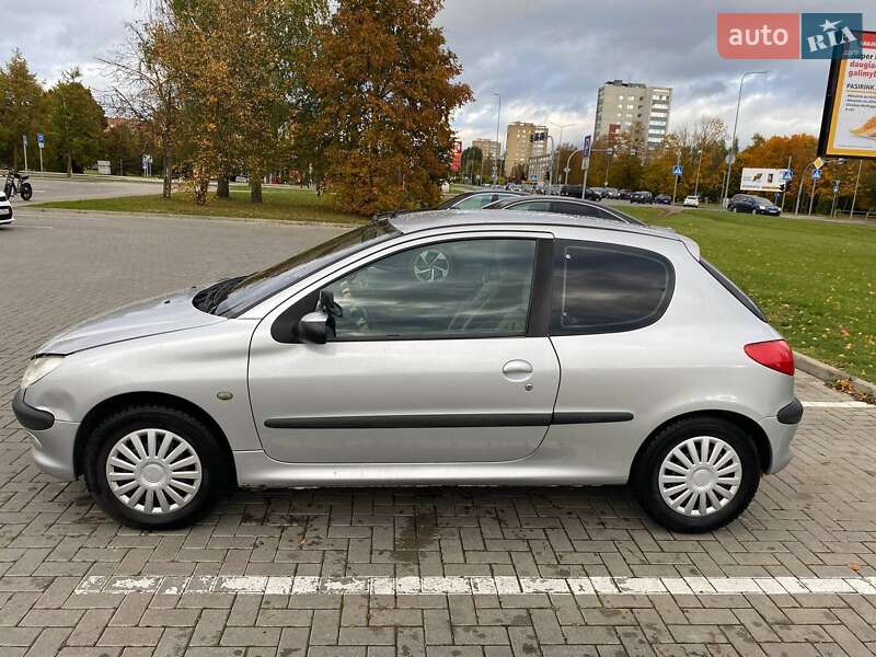 Хэтчбек Peugeot 206 2003 в Днепре