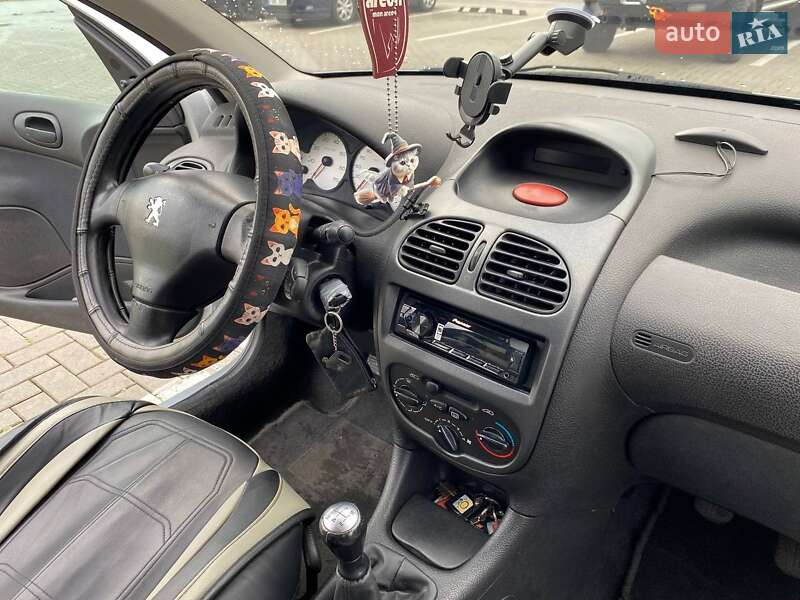 Хэтчбек Peugeot 206 2003 в Днепре
