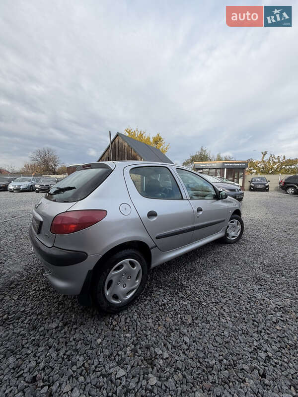 Хетчбек Peugeot 206 2004 в Дергачах