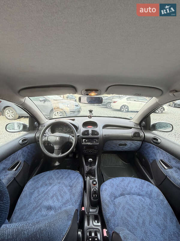 Хетчбек Peugeot 206 2004 в Дергачах