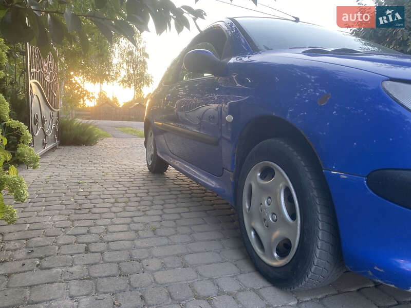 Хэтчбек Peugeot 206 2004 в Ременове