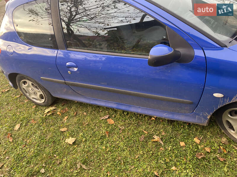 Хэтчбек Peugeot 206 2004 в Ременове