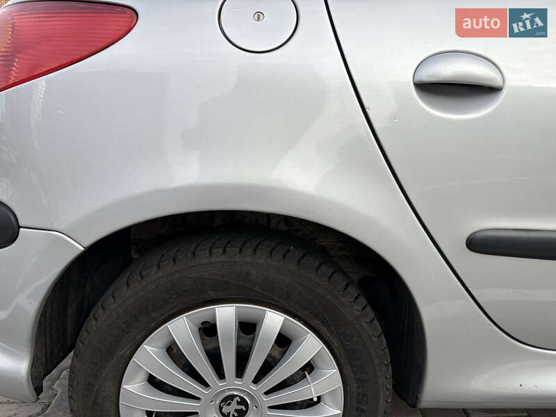Хетчбек Peugeot 206 2005 в Києві