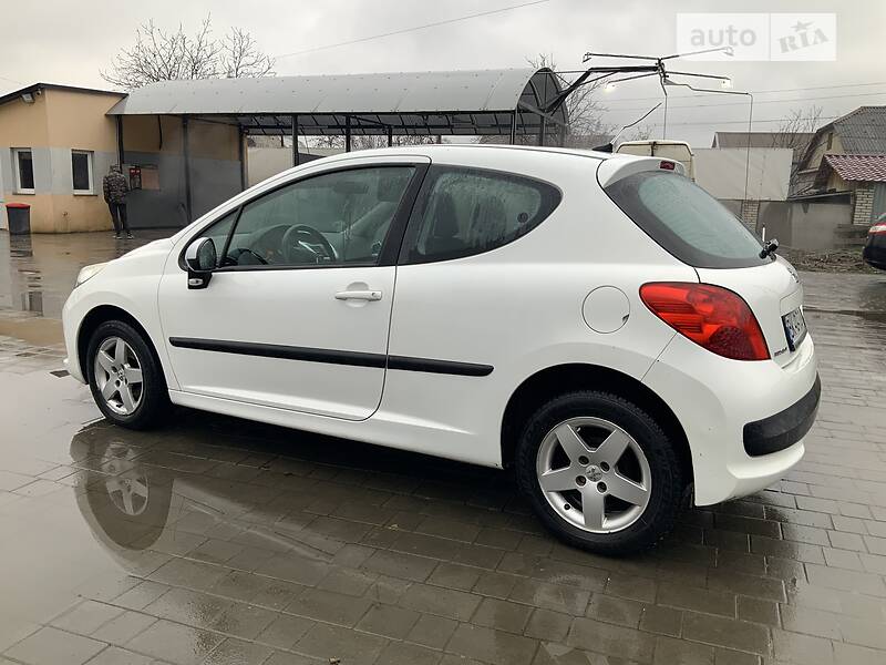 Хетчбек Peugeot 207 2009 в Острозі