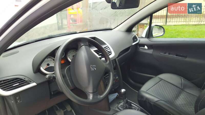 Хетчбек Peugeot 207 2010 в Бродах