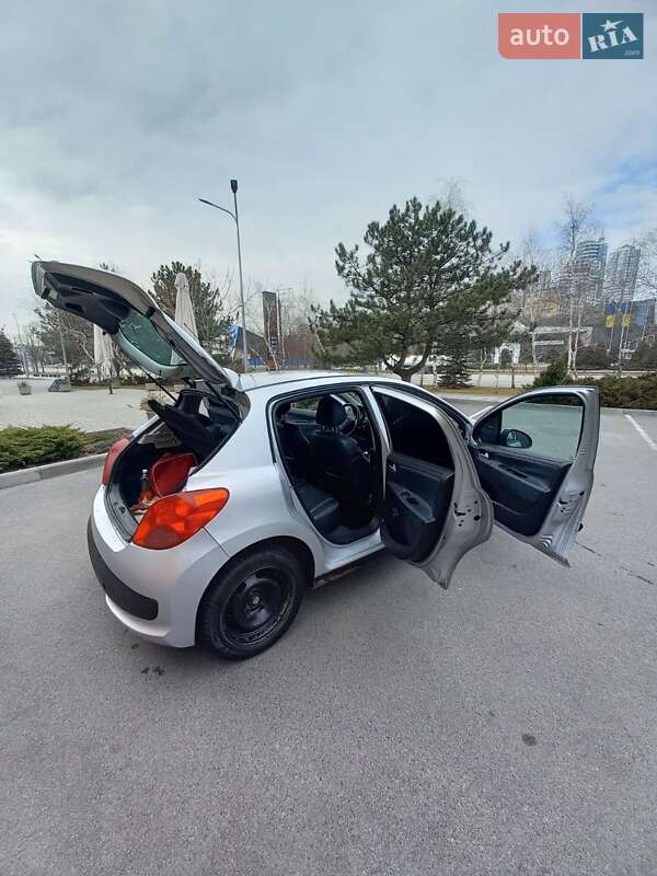 Хетчбек Peugeot 207 2008 в Дніпрі