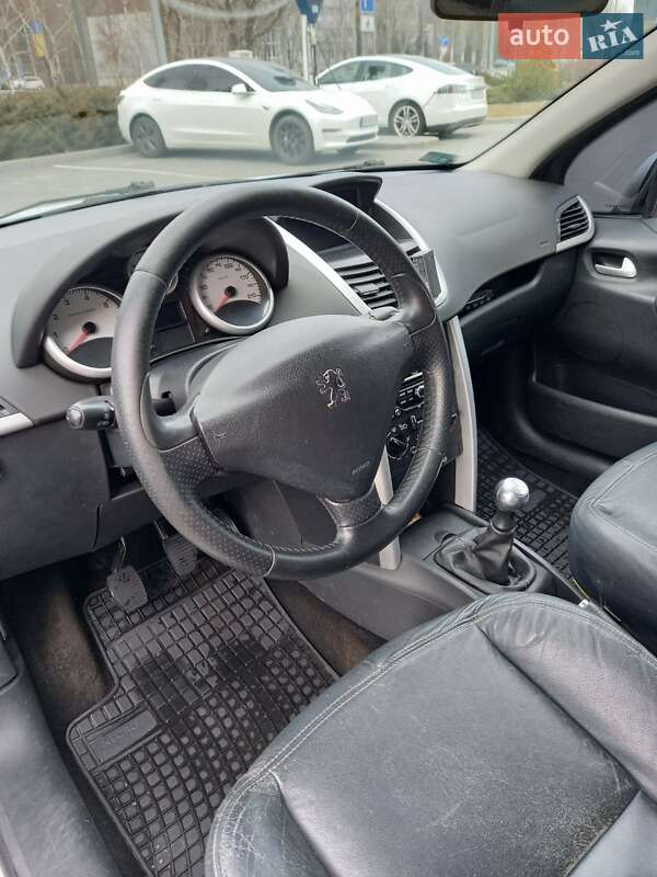 Хетчбек Peugeot 207 2008 в Дніпрі