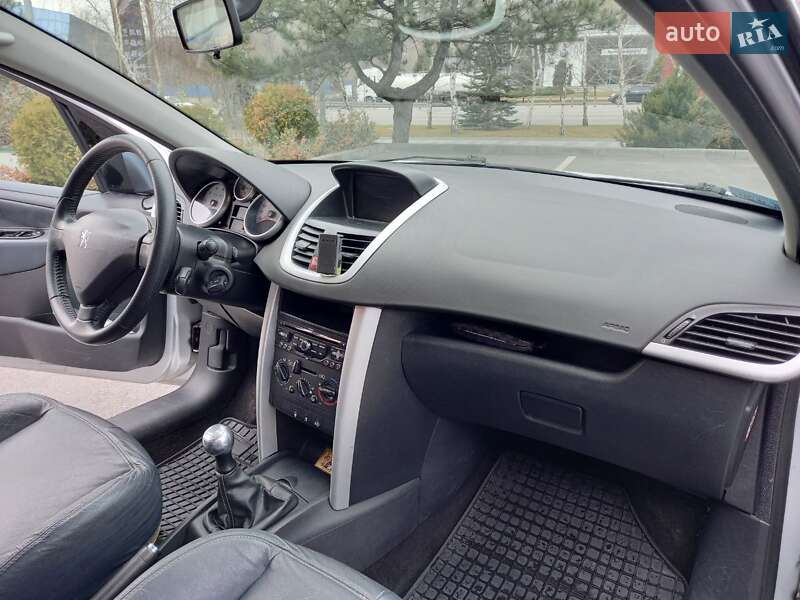 Хетчбек Peugeot 207 2008 в Дніпрі