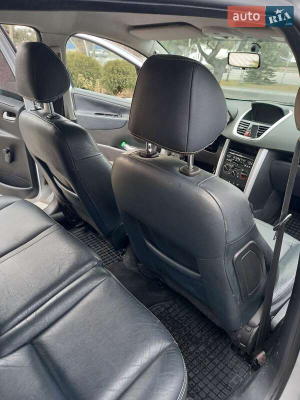 Хетчбек Peugeot 207 2008 в Дніпрі