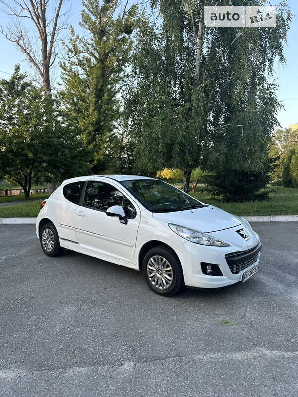 Хетчбек Peugeot 207 2011 в Чугуєві