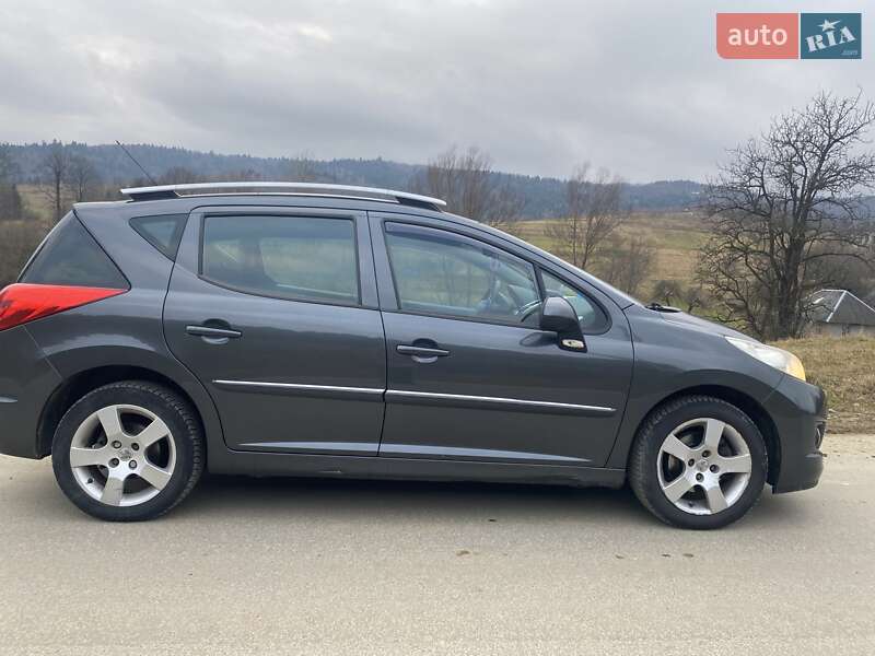 Хэтчбек Peugeot 207 2010 в Сходнице