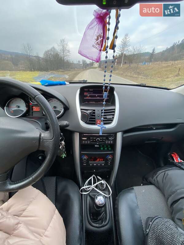 Хэтчбек Peugeot 207 2010 в Сходнице