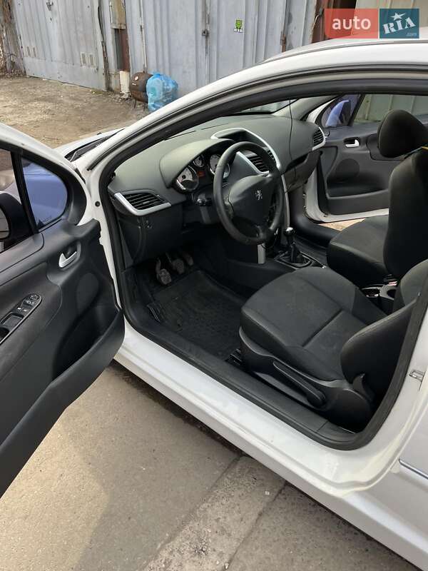 Хэтчбек Peugeot 207 2011 в Киеве