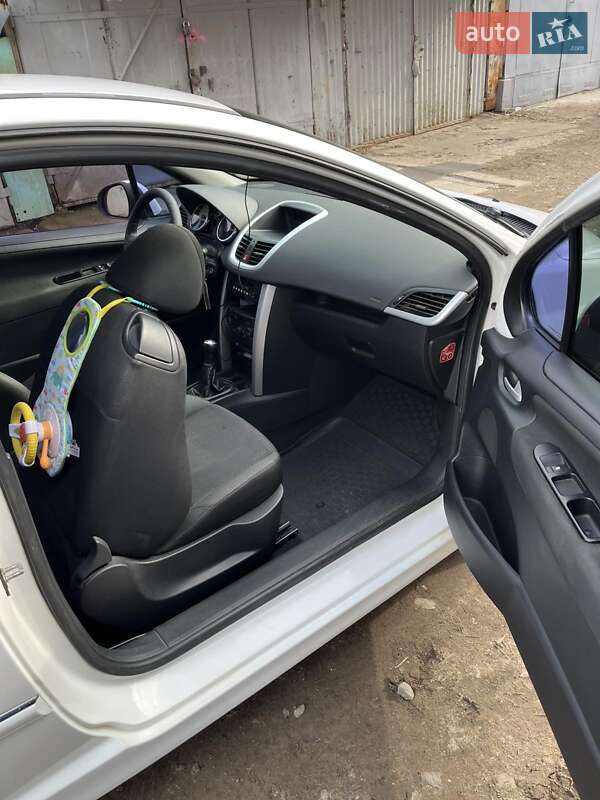 Хэтчбек Peugeot 207 2011 в Киеве