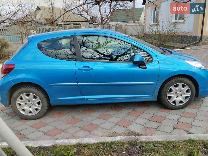 Хэтчбек Peugeot 207 2011 в Мироновке