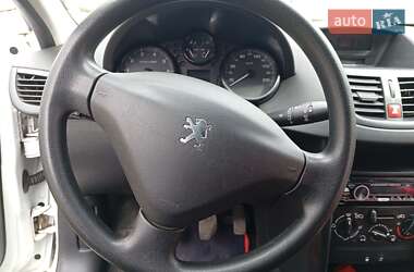 Хетчбек Peugeot 207 2008 в 