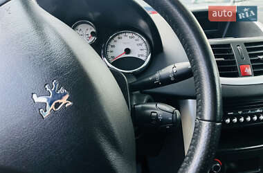 Хэтчбек Peugeot 207 2010 в 