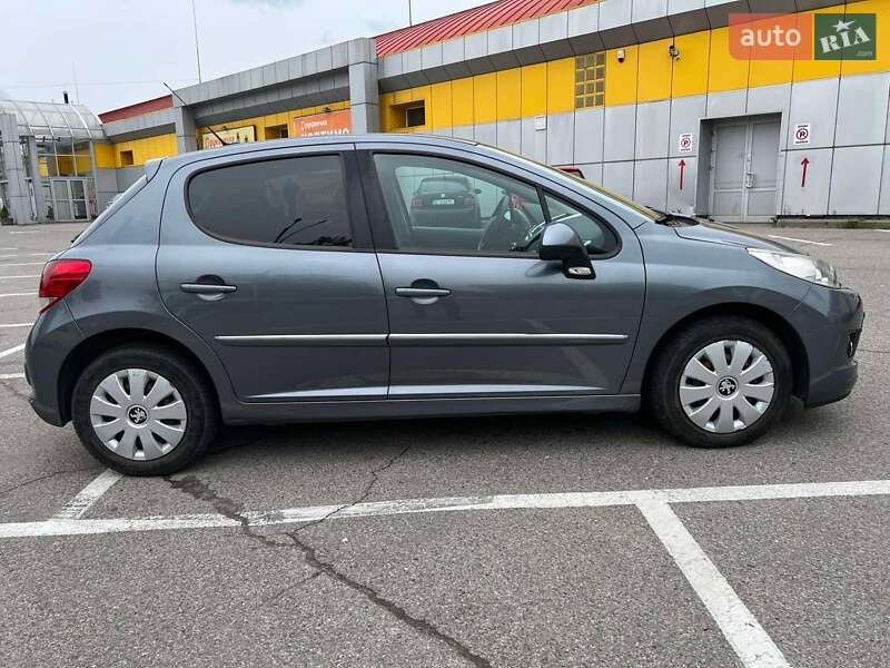 Хэтчбек Peugeot 207 2010 в 