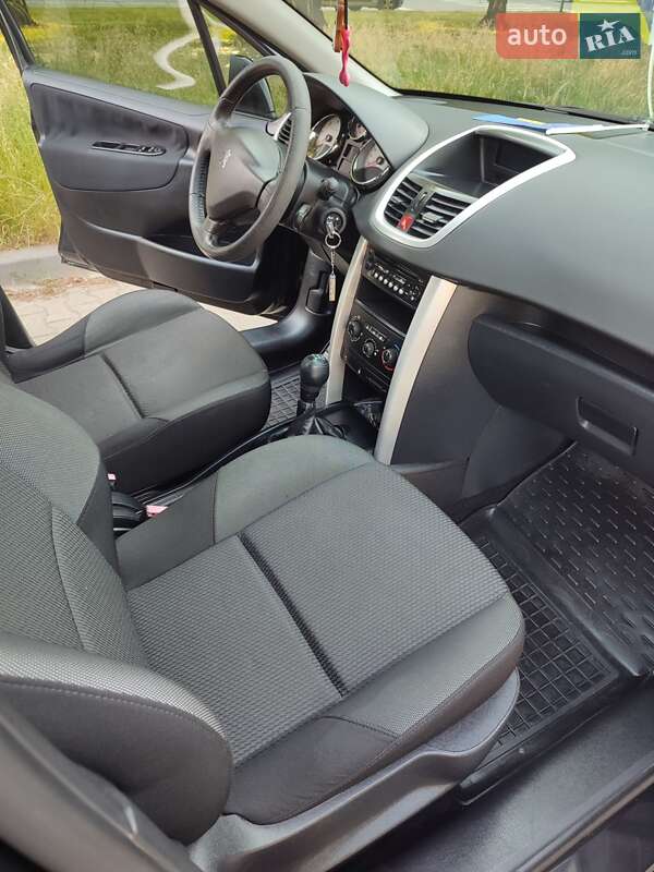 Хетчбек Peugeot 207 2011 в Чернівцях