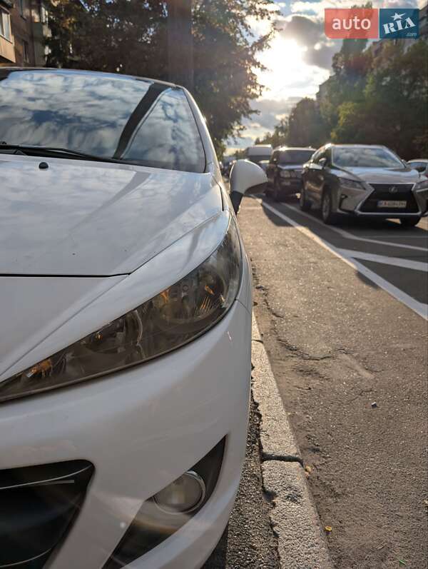 Хэтчбек Peugeot 207 2011 в Киеве