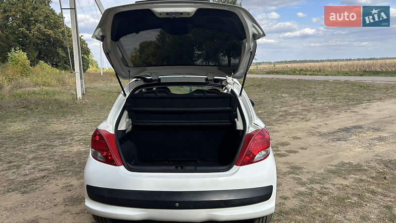 Хетчбек Peugeot 207 2011 в Новоархангельську