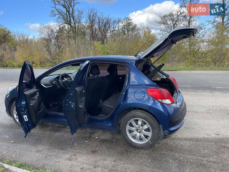 Хетчбек Peugeot 207 2010 в Каневі