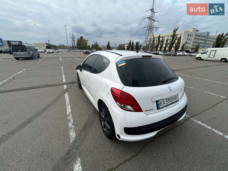 Хэтчбек Peugeot 207 2011 в Киеве