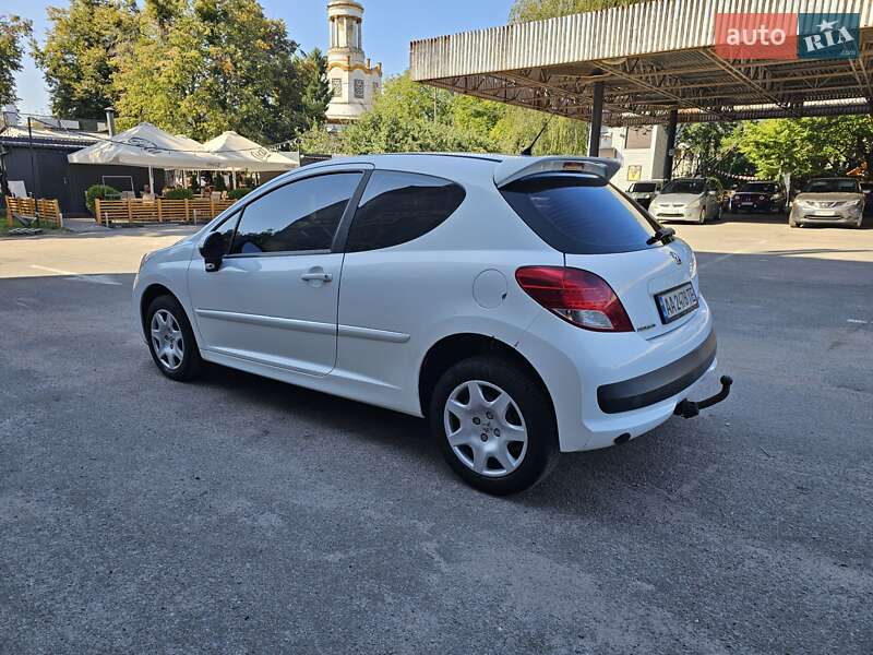 Хэтчбек Peugeot 207 2011 в Киеве