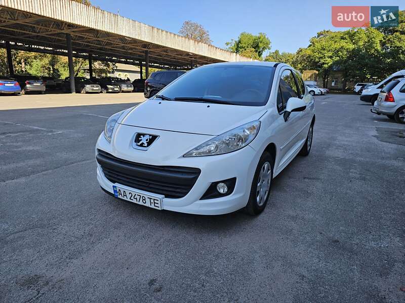 Хэтчбек Peugeot 207 2011 в Киеве