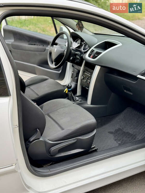 Хэтчбек Peugeot 207 2011 в Чугуеве