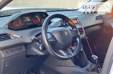 Хетчбек Peugeot 208 2014 в 