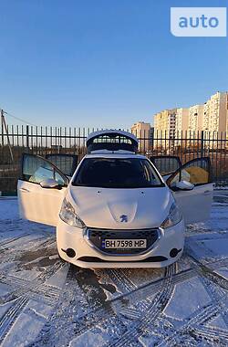 Хэтчбек Peugeot 208 2012 в Южном