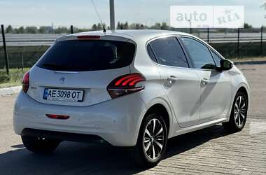 Хетчбек Peugeot 208 2016 в Дніпрі