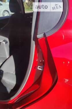 Хэтчбек Peugeot 208 2015 в 