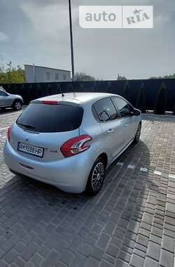 Хетчбек Peugeot 208 2015 в Звягелі