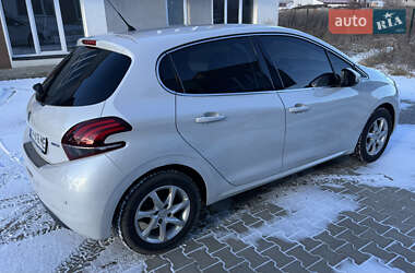 Хетчбек Peugeot 208 2017 в Чернівцях