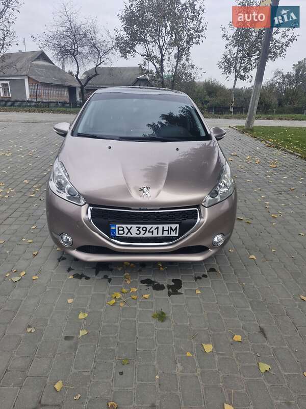 Хетчбек Peugeot 208 2014 в Чемерівцях