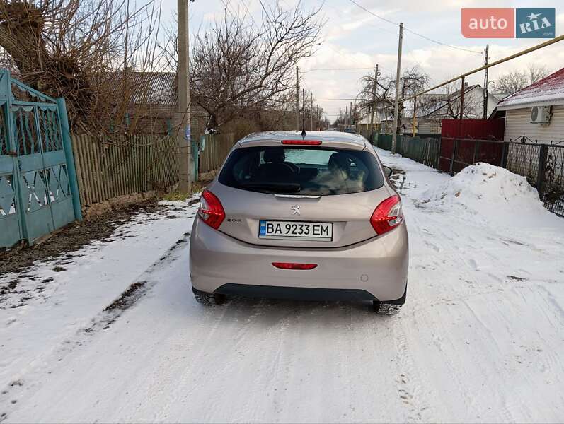 Хетчбек Peugeot 208 2013 в Любашівці