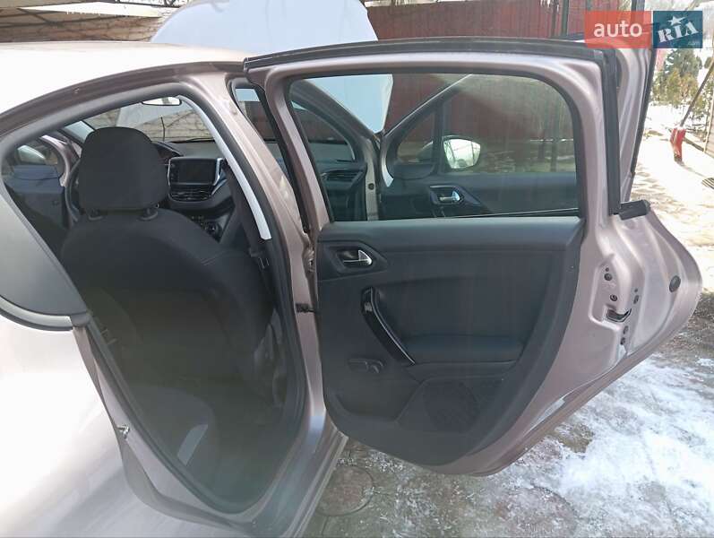 Хетчбек Peugeot 208 2013 в Любашівці