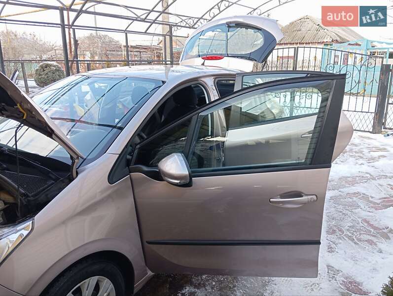 Хетчбек Peugeot 208 2013 в Любашівці