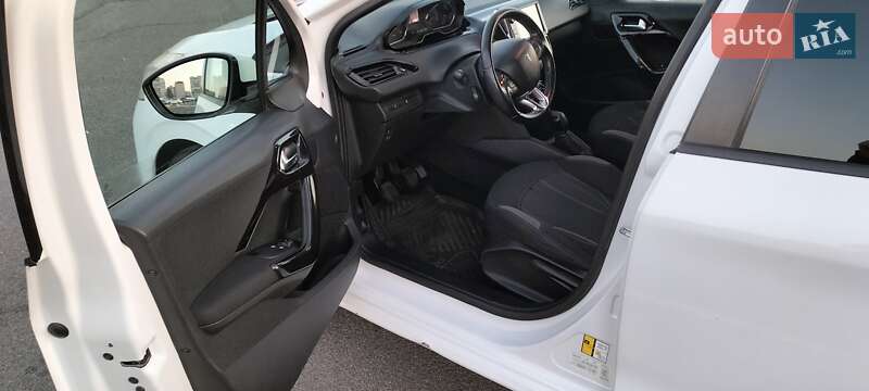 Хетчбек Peugeot 208 2015 в Києві
