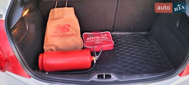 Хетчбек Peugeot 208 2015 в Києві