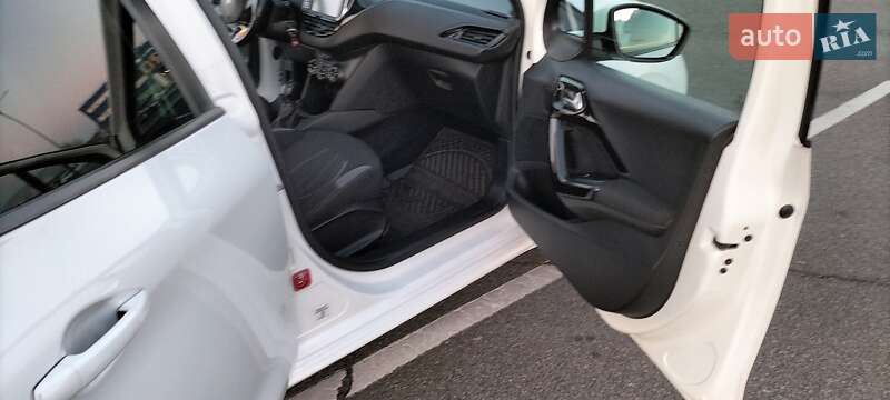 Хетчбек Peugeot 208 2015 в Києві