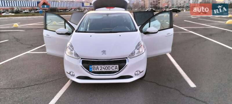 Хетчбек Peugeot 208 2015 в Києві