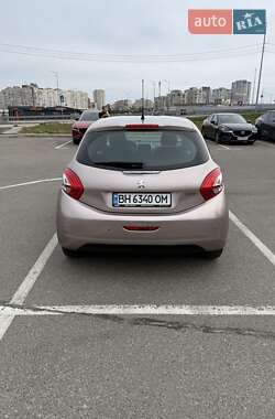 Хетчбек Peugeot 208 2015 в 