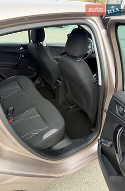 Хетчбек Peugeot 208 2015 в 