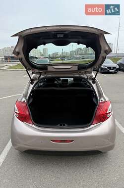 Хетчбек Peugeot 208 2015 в 
