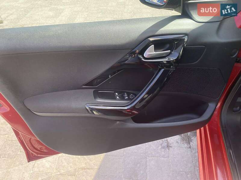 Хетчбек Peugeot 208 2014 в Львові