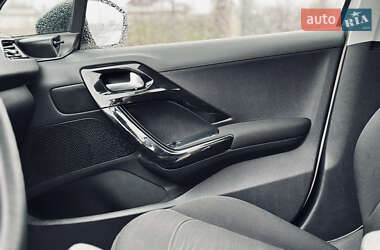 Хэтчбек Peugeot 208 2014 в 