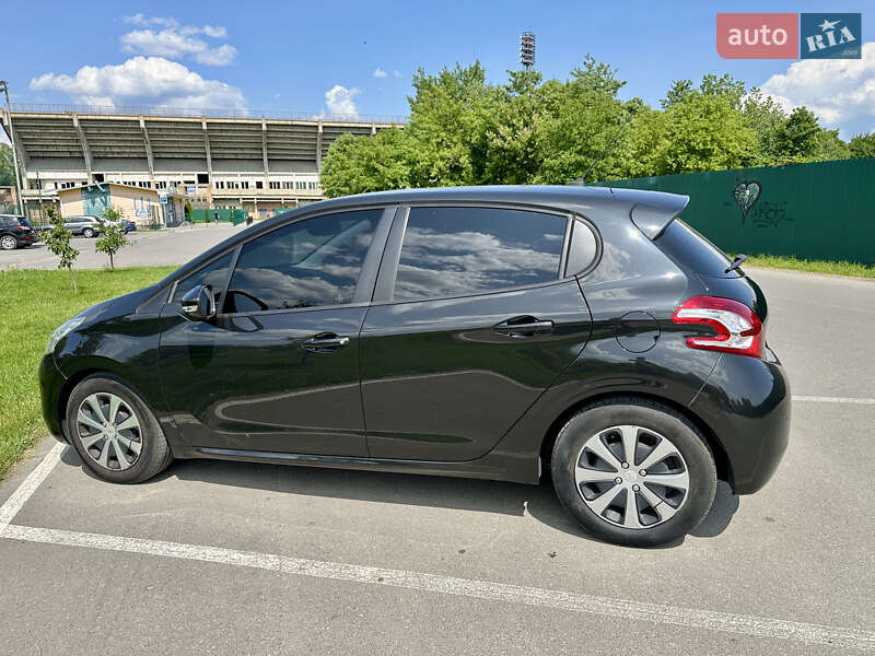 Хетчбек Peugeot 208 2012 в Івано-Франківську